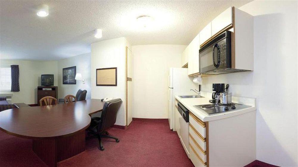 Sonesta Simply Suites Detroit Уорън Екстериор снимка